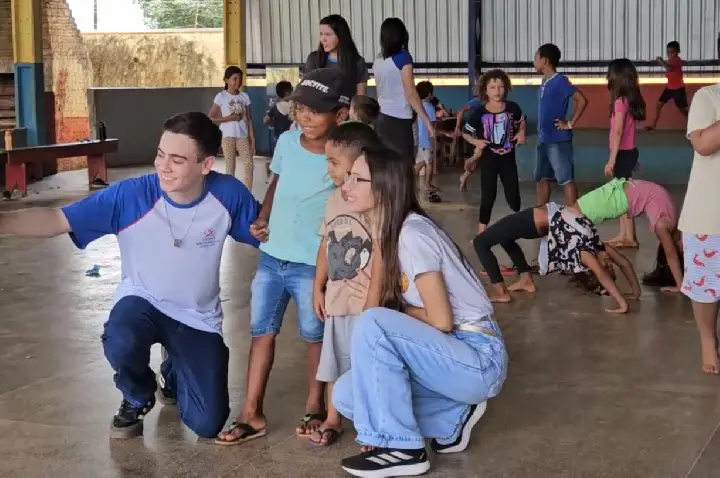 Alunos do Colégio São Gonçalo realizam ação Solidária com crianças do Oratório São Francisco