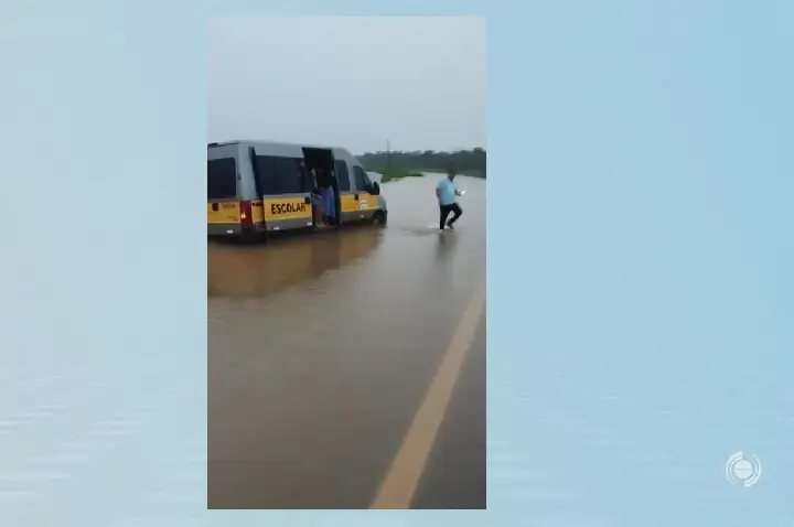 Chuvas alagam trecho da MT-170 entre Juína e Brasnorte e deixam veículo atolado