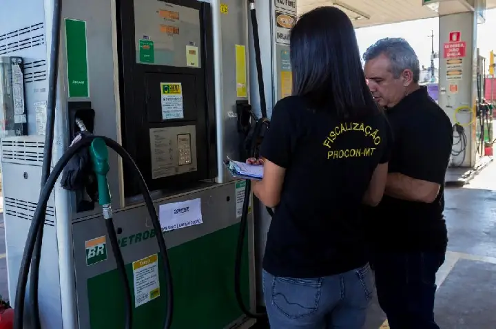 Governo de Mato Grosso intensifica fiscalização em postos de combustíveis para garantir transparência e coibir abusos