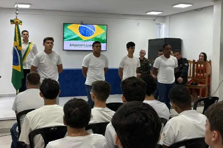 Jovens de Juína participam de juramento à bandeira e recebem certificado de dispensa militar