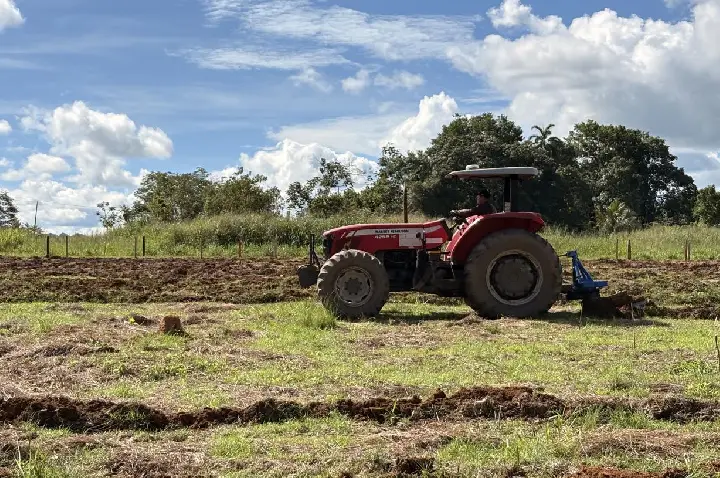 Juína amplia apoio à agricultura familiar com serviços de mecanização rural