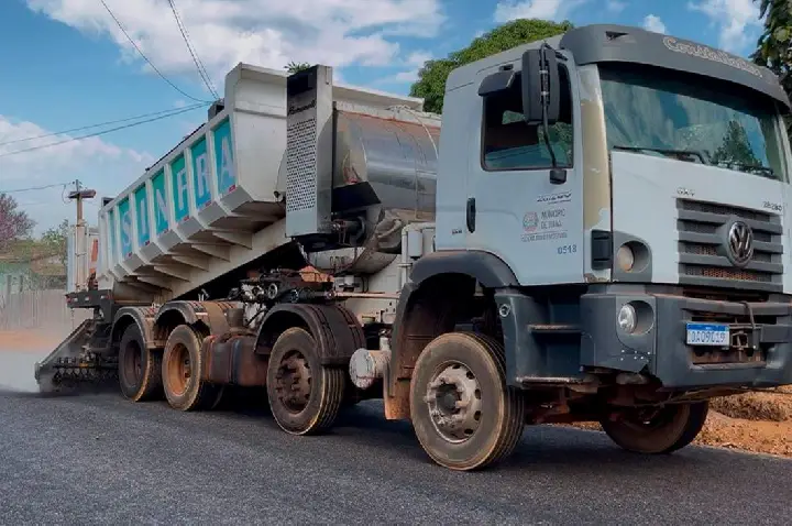Prefeitura de Juína Avança na pavimentação do bairro Palmiteira