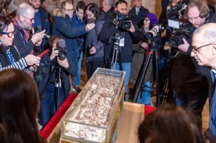 Restos mortais de São Francisco de Assis são exibidos ao público pela primeira vez em 800 anos