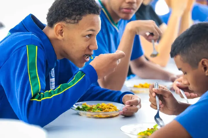 Seduc orienta escolas sobre venda de alimentos e reforça restrições em cantinas da Rede Estadual