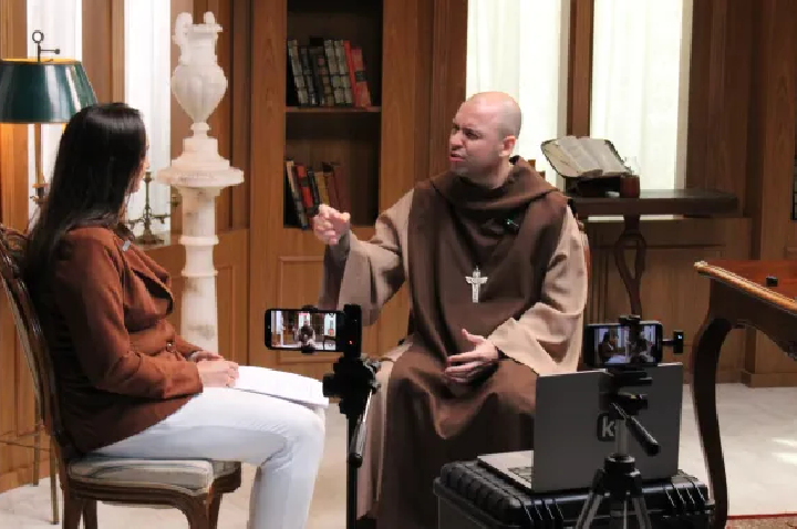 ‘Um mundo que tem sede de Deus’ explica o sucesso do rosário na madrugada, diz frei Gilson