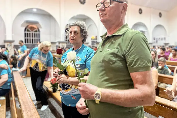 Veja o simbolismo no gesto de ofertar flores a Nossa Senhora