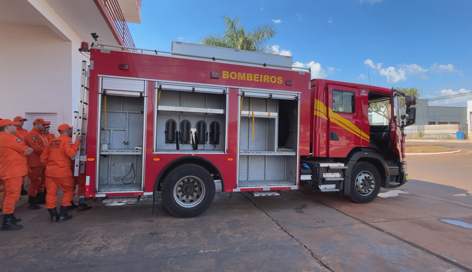 14ª CIBM de Juína recebe moderno caminhão de combate a incêndio