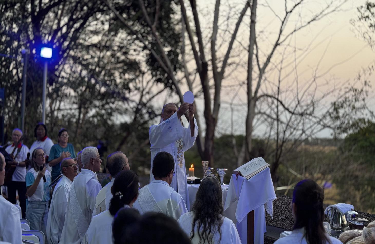 Encerramento da Semana Nacional da Família reúne fiéis na Gruta de Nossa Senhora em Juína