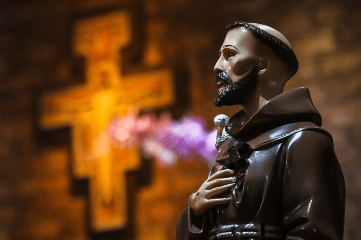 A Igreja celebra hoje são Francisco de Assis, exemplo de pobreza, harmonia e paz