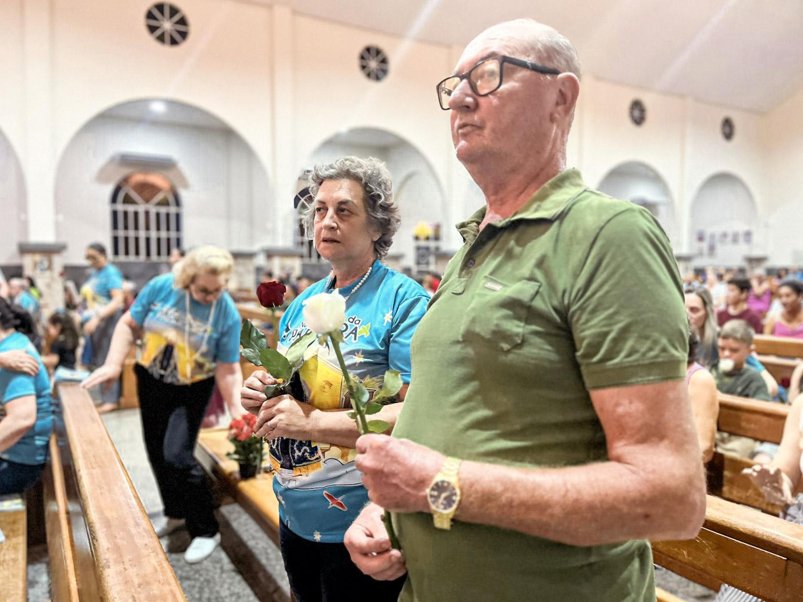 Veja o simbolismo no gesto de ofertar flores a Nossa Senhora