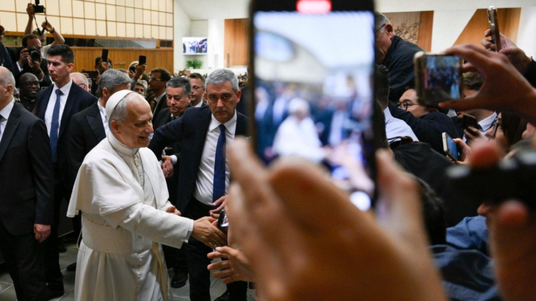 Papa Leão XIV defende que vozes e rostos humanos são “sagrados” e pede uso responsável da inteligência artificial