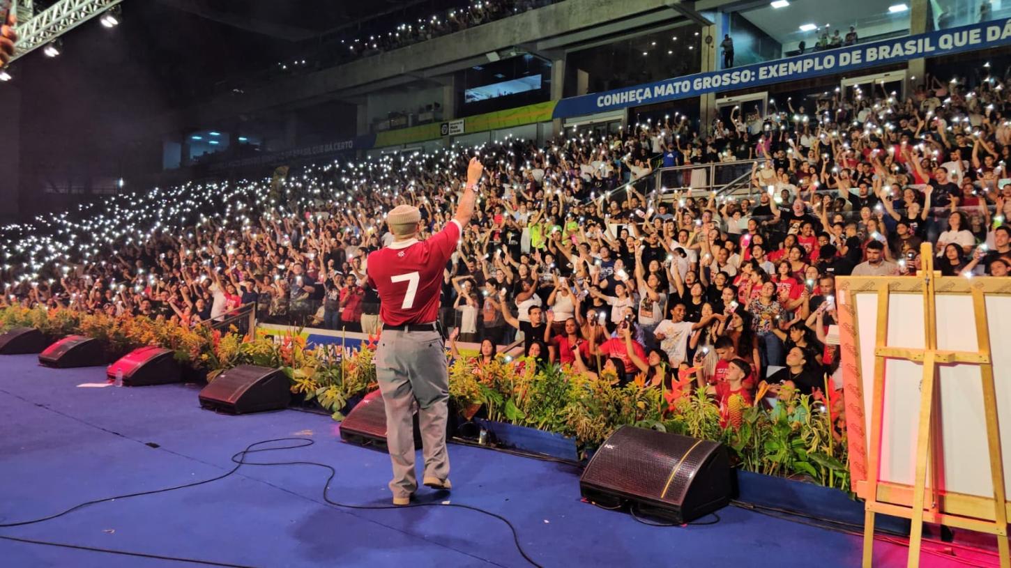 Cerca de 20 mil pessoas participam do primeiro dia do Vinde e Vede na Arena Pantanal