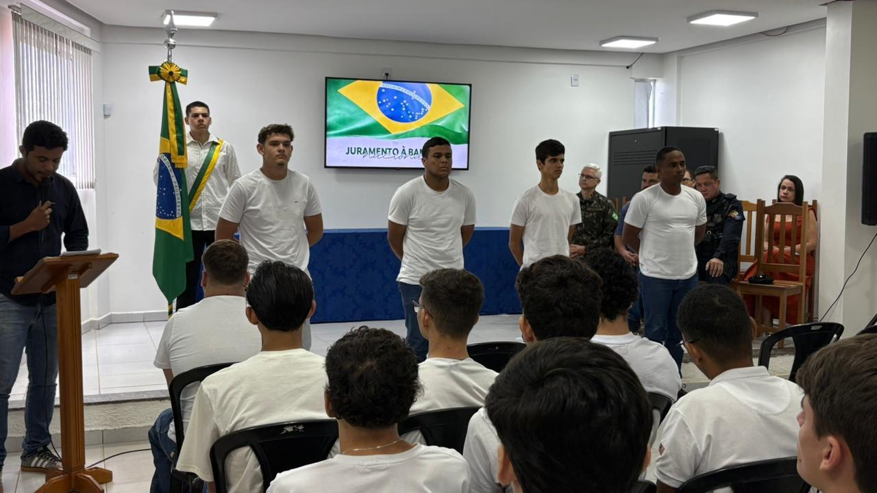 Jovens de Juína participam de juramento à bandeira e recebem certificado de dispensa militar