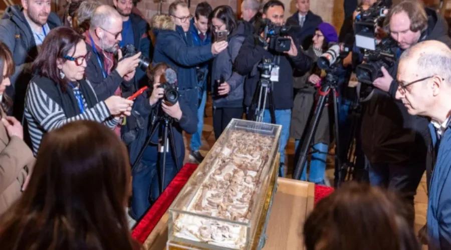 Restos mortais de São Francisco de Assis são exibidos ao público pela primeira vez em 800 anos