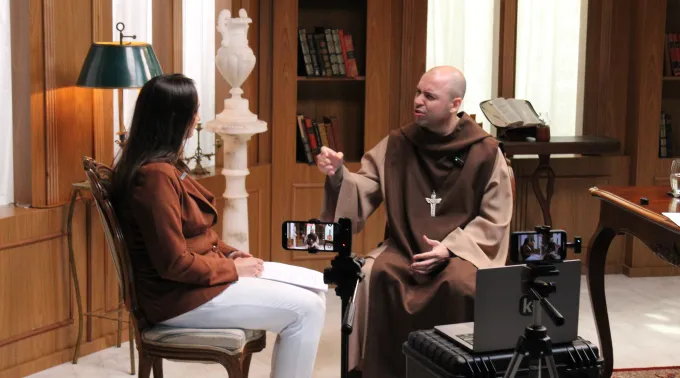 ‘Um mundo que tem sede de Deus’ explica o sucesso do rosário na madrugada, diz frei Gilson