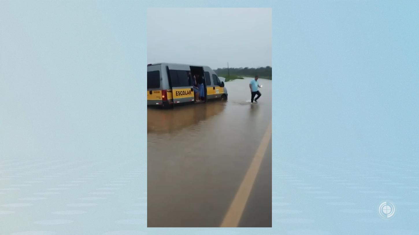 Chuvas alagam trecho da MT-170 entre Juína e Brasnorte e deixam veículo atolado