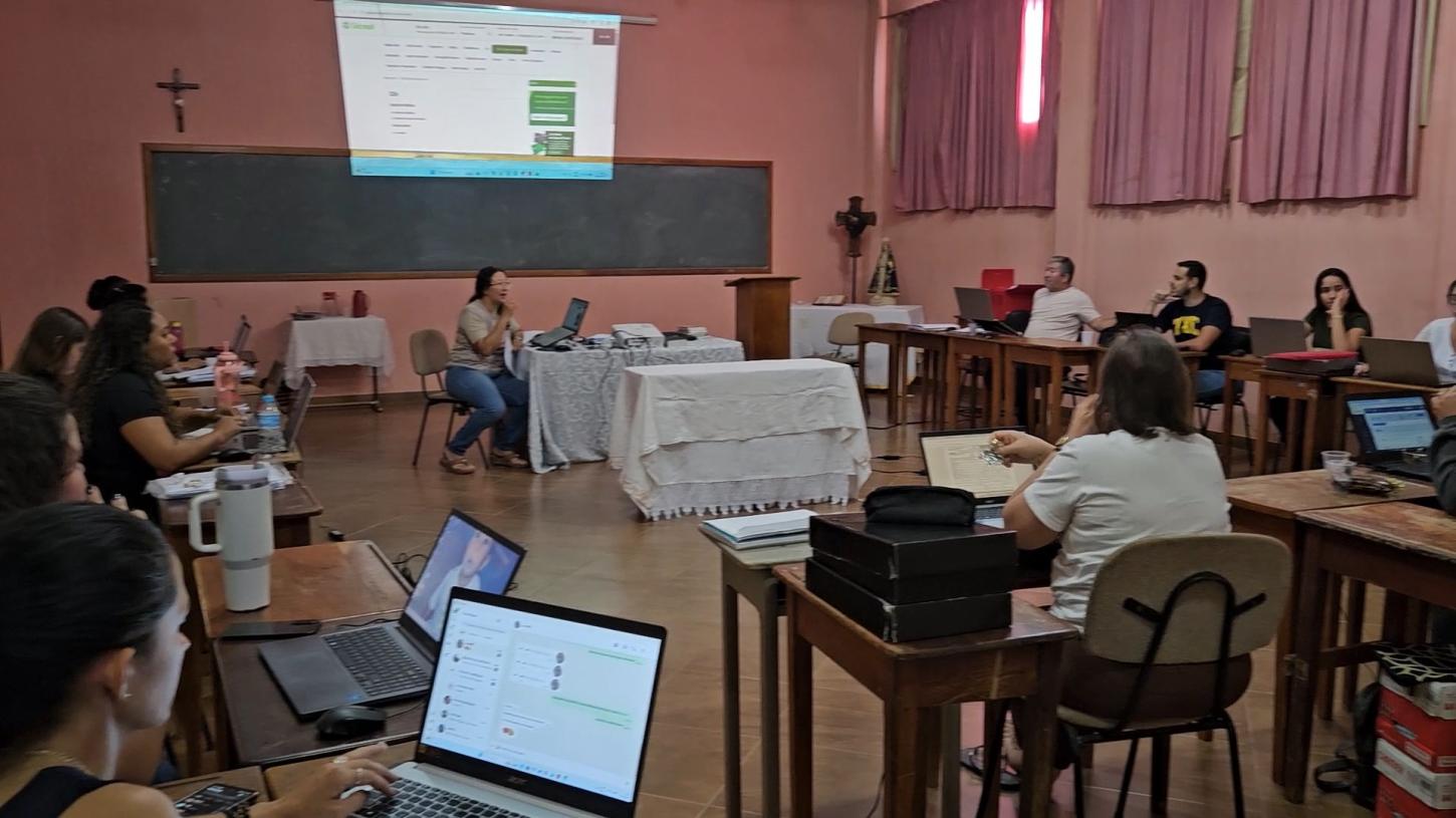 Secretárias e secretários paroquiais da Diocese de Juína participam de encontro formativo
