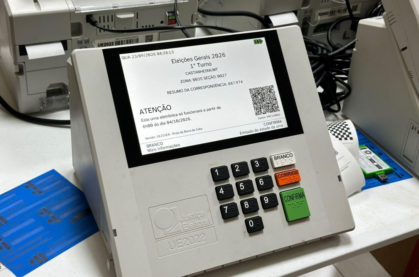 Urnas eletrônicas de Juína e Castanheira passam por carga de dados e lacração para as Eleições 2026